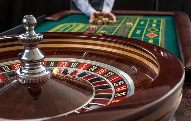 hotspin Dream Gaming live-dealer studio showing blackjack table with professional croupier